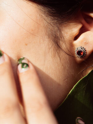 jawan garnet studs